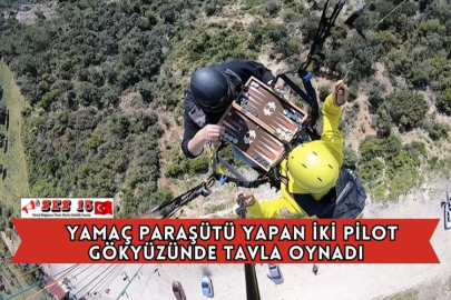 Yamaç Paraşütü Yapan İki Pilot Gökyüzünde Tavla Oynadı