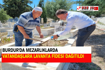 Burdur'da Mezarlıklarda Vatandaşlara Lavanta Fidesi Dağıtıldı