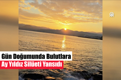 Gün Doğumunda Bulutlara Ay Yıldız Silüeti Yansıdı